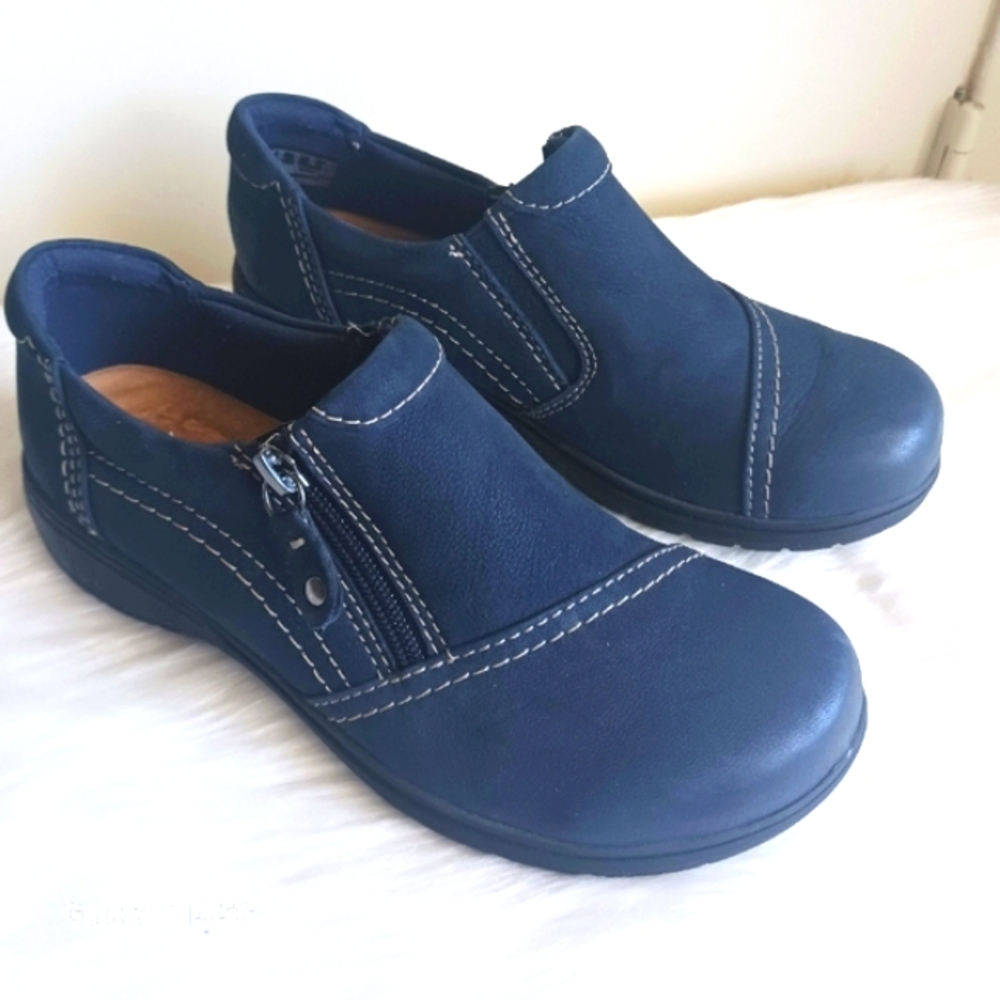 Clarks NWOT Women's Navy Nubuck Carleigh Ray Zipper Comfort  Loafers Sz …
